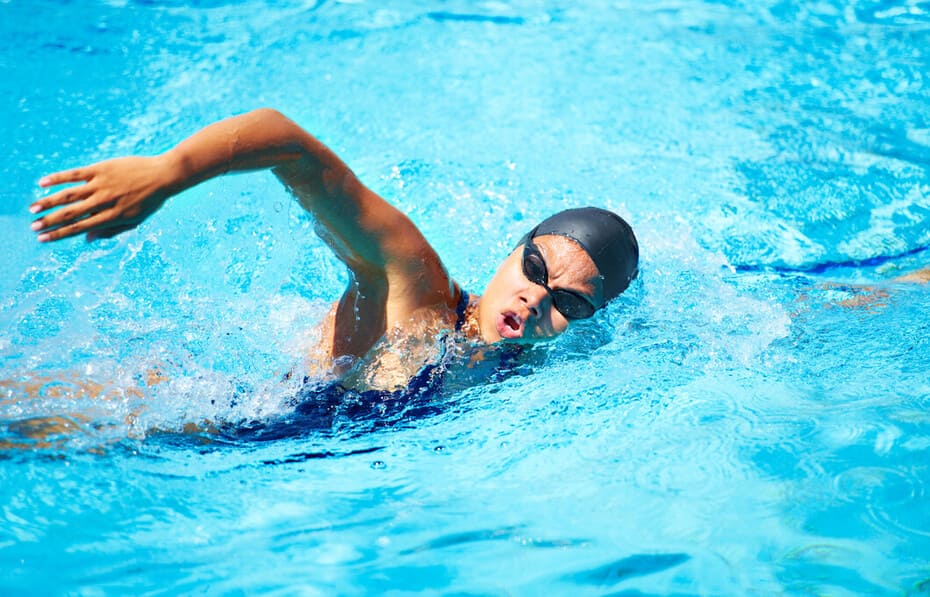 Tycker du det är roligt att sprattla runt i vattnet men att motionssimning är stelt?